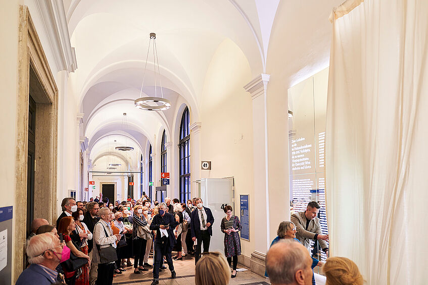 Denkmalsenthüllung durch Vizerektorin Hitzenberger, 2022-05-19 Buchpräsentation und Denkmalsenthüllung, Foto Markus Korenjak © Uni Wien