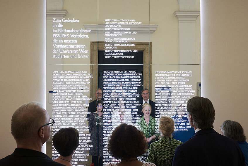 Historikerin Martina Fuchs, Zeithistoriker Herbert Posch, Vorständin Christina Lutter, Künstlerin Iris Andraschek, VzRektorin Regina Hitzenberger, Dekan Sebastian Schütze, 2022-05-19 Buchpräsentation und Denkmalsenthüllung, Foto Markus Korenjak © Un