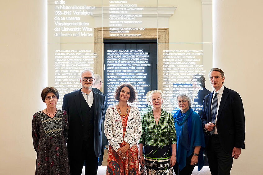 Historikerin Martina Fuchs, Zeithistoriker Herbert Posch, Vorständin Christina Lutter, Künstlerin Iris Andraschek, VzRektorin Regina Hitzenberger, Dekan Sebastian Schütze, 2022-05-19 Buchpräsentation und Denkmalsenthüllung, Foto Markus Korenjak © Un