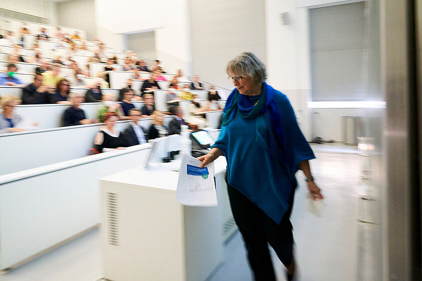 Vizerektorin Regina Hitzenberger,  2022-05-19 Buchpräsentation und Denkmalsenthüllung, Foto Markus Korenjak (c) Uni Wien