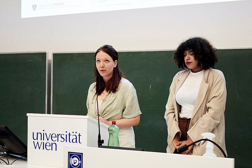 Jessica Gasior u. Toma Khandour, Vorsitzteam der ÖH der Universität Wien, 2022-05-19 Buchpräsentation und Denkmalsenthüllung, Foto Markus Korenjak (c) Uni Wien