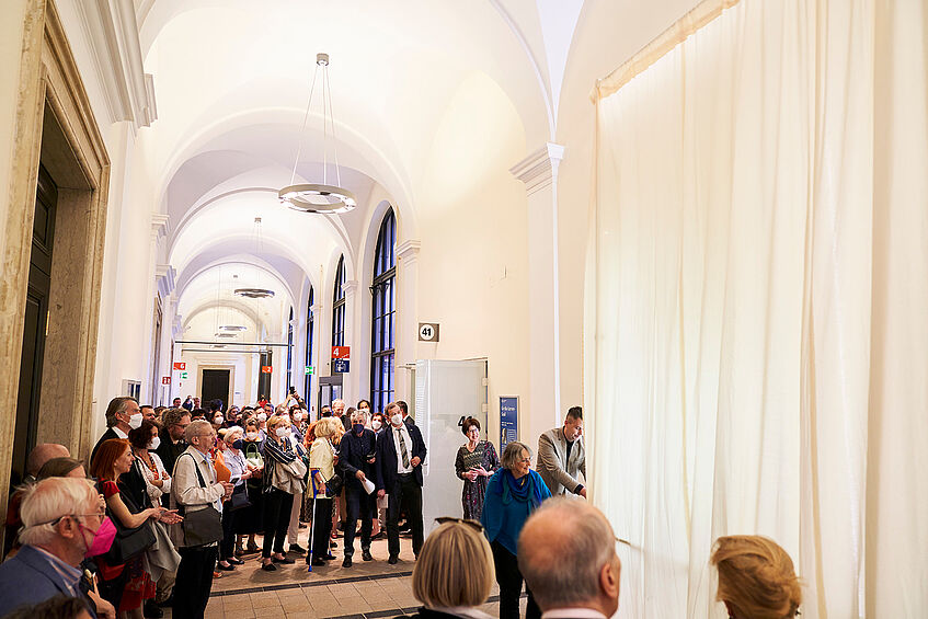 Denkmalsenthüllung durch Vizerektorin Hitzenberger, 2022-05-19 Buchpräsentation und Denkmalsenthüllung, Foto Markus Korenjak © Uni Wien