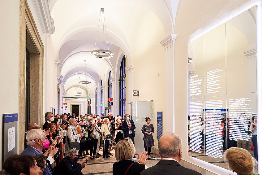 Denkmalsenthüllung durch Vizerektorin Hitzenberger, 2022-05-19 Buchpräsentation und Denkmalsenthüllung, Foto Markus Korenjak © Uni Wien